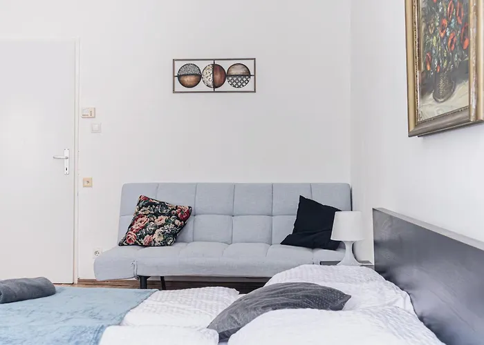 Near Westbahnhof Cozy 2br Flat With Wifi & Tv
