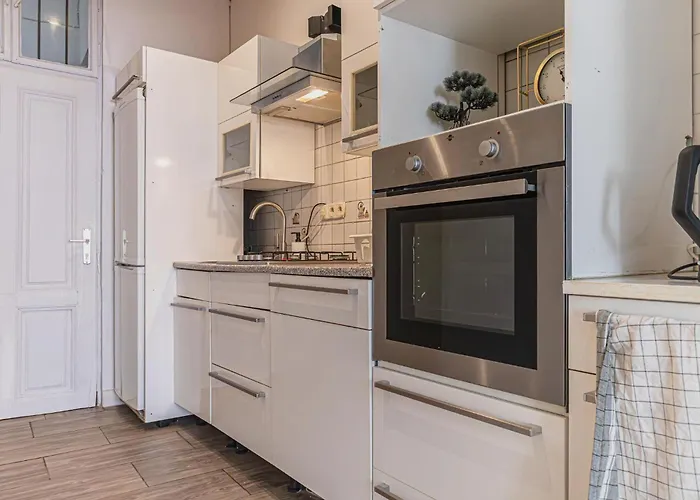 Near Westbahnhof Cozy 2br Flat With Wifi & Tv Apartamento Viena