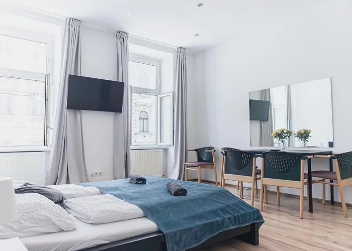 Near Westbahnhof Cozy 2br Flat With Wifi & Tv Viena
