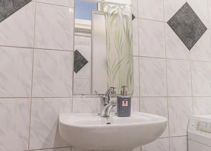 Near Westbahnhof Cozy 2br Flat With Wifi & Tv
