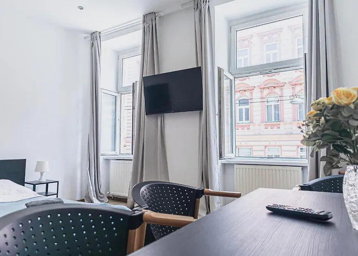 Near Westbahnhof Cozy 2br Flat With Wifi & Tv *